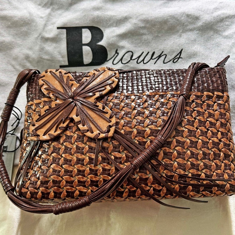 SHOULDER BAG BY BROWNS HOLT RENFREW, WOVEN LEATHER, TOP ZIP, DARK & MEDIUM BROWN